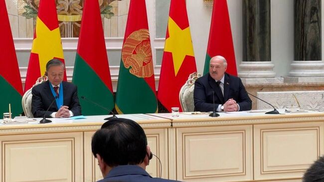 Президент Белоруссии Александр Лукашенко и генеральный секретарь Центрального комитета Коммунистической партии Вьетнама То Лам во время встречи