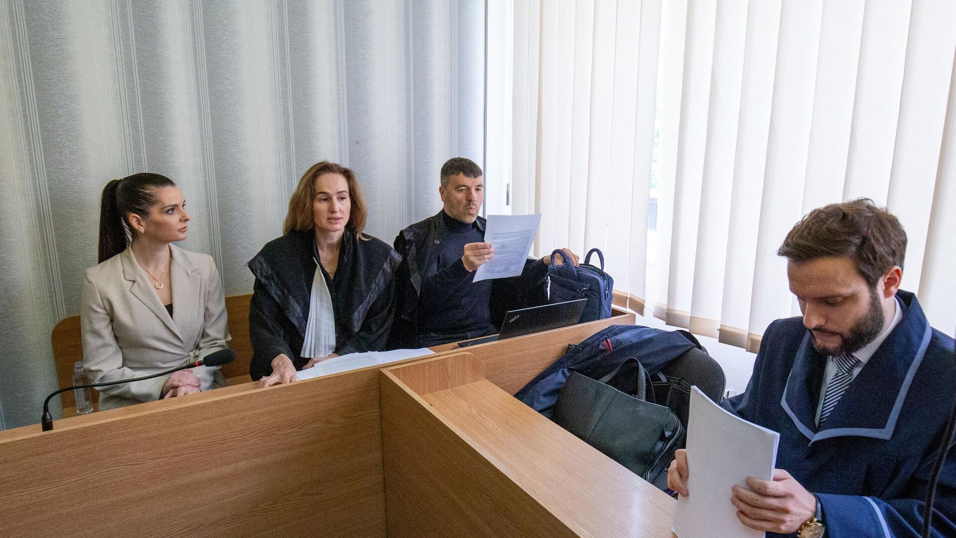 Глава Гагаузии Евгения Гуцул в районном суде в Кишиневе, где будет рассмотрен запрос прокуроров о продлении ей домашнего ареста. 12 мая 2025 Глава Гагаузии Евгения Гуцул в районном суде в Кишиневе, где будет рассмотрен запрос прокуроров о продлении ей домашнего ареста. 12 мая 2025 - РИА Новости, 1920, 12.05.2025