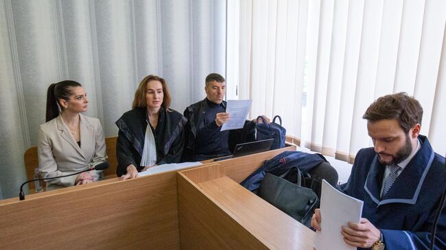 Глава Гагаузии Евгения Гуцул в районном суде в Кишиневе, где будет рассмотрен запрос прокуроров о продлении ей домашнего ареста. 12 мая 2025