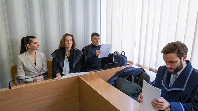 Глава Гагаузии Евгения Гуцул в районном суде в Кишиневе, где будет рассмотрен запрос прокуроров о продлении ей домашнего ареста. 12 мая 2025