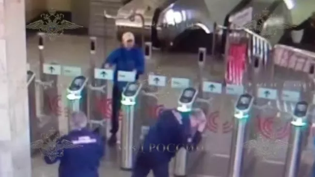 Пьяный мужчина распылил баллончик на сотрудника метро в Москве