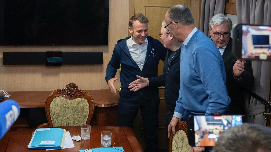 © x.com/elysee<br>Кадр видео с участием Эммануэля Макрона, Кира Стармера и Фридриха Мерца. Архивное фото