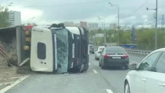 ДТП с участием самосвала и манипулятора на юге Москвы