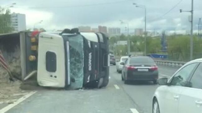 ДТП с участием самосвала и манипулятора на юге Москвы