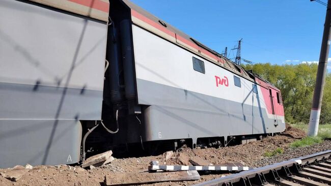 Локомотив грузового поезда сошел с рельсов при отправлении со станции Жигулевское море в Тольятти 