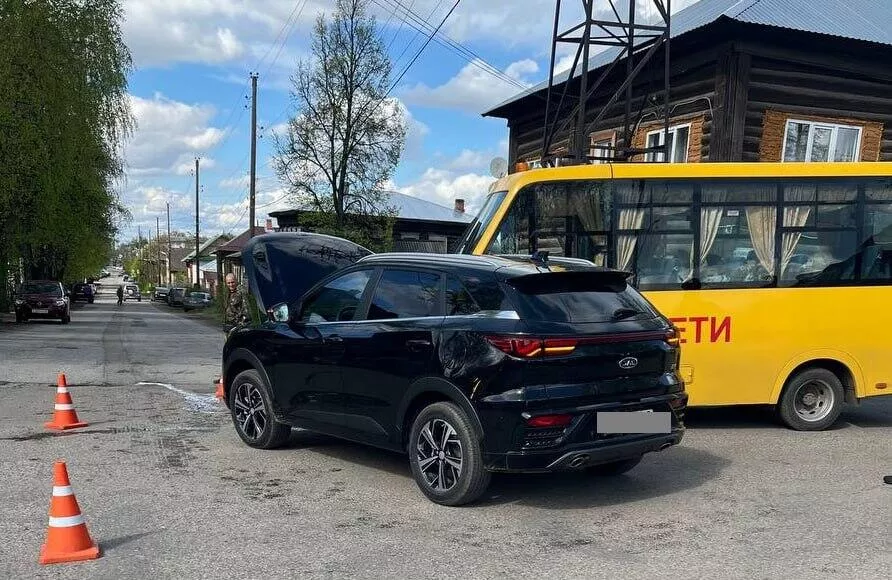 Место столкновения школьного автобуса и автомобиля в Кировской области - РИА Новости, 1920, 13.05.2025