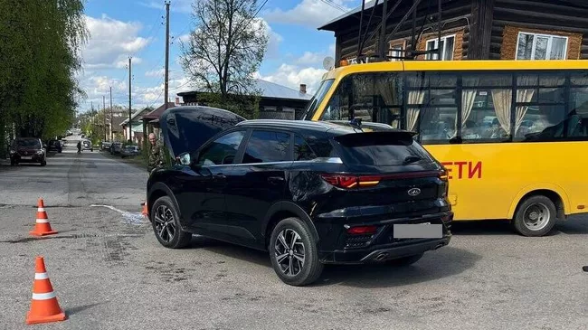 Место столкновения школьного автобуса и автомобиля в Кировской области