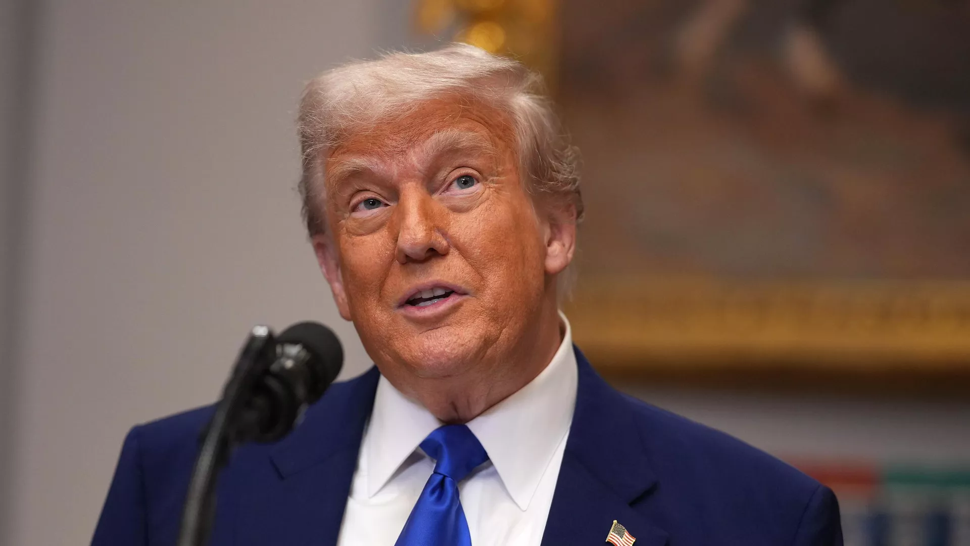 Президент США Дональд Трамп общается в журналистами в Белом доме. 12 мая 2025 - РИА Новости, 1920, 12.05.2025
