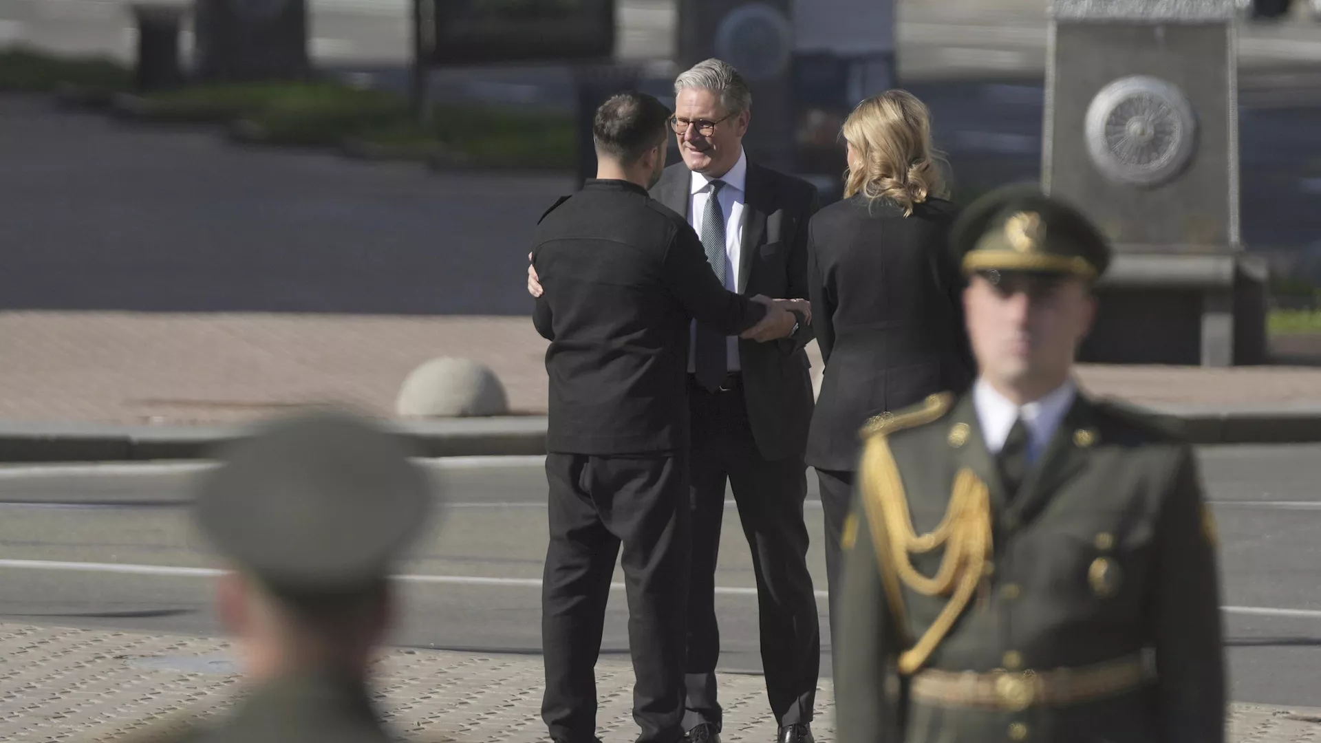 Премьер-министр Великобритании Кир Стармер и Владимир Зеленский во время встречи в Киеве - РИА Новости, 1920, 12.05.2025