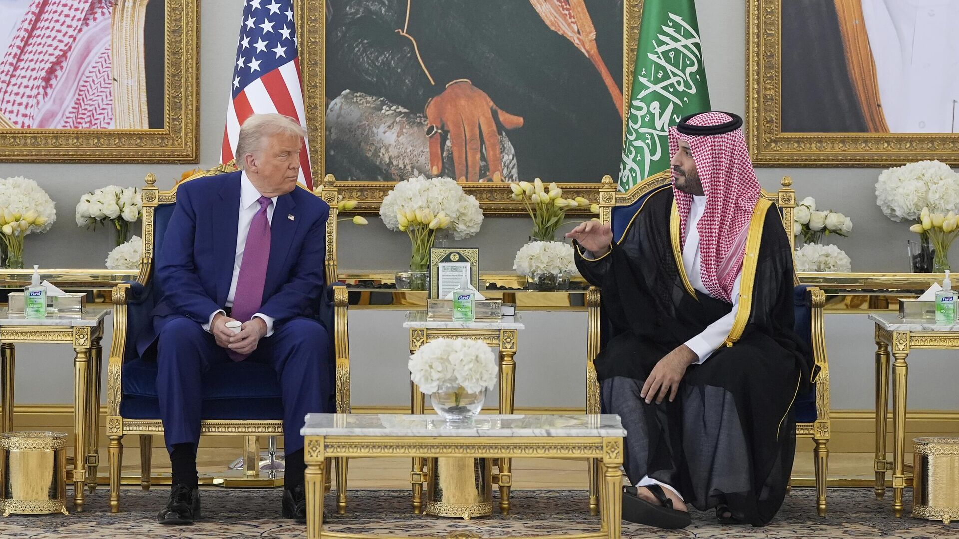 Президент Дональд Трамп и наследный принц Саудовской Аравии Мухаммед бин Салман во время встречи в Эр-Рияде, Саудовская Аравия - РИА Новости, 1920, 13.05.2025