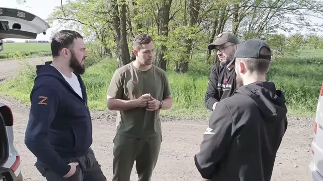 Председатель Липецкого областного Совета депутатов Владимир Сериков и вице-губернатор Роман Балашов передают бойцам средства радиоэлектронной борьбы в зоне СВО