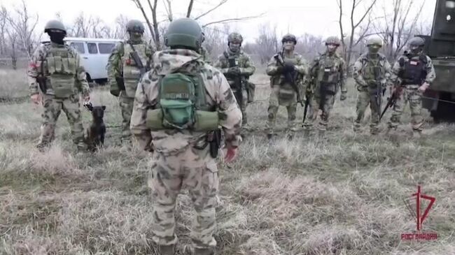Бойцы Росгвардии обнаружили более 70 кг взрывчатки в замаскированном схроне на территории ЛНР. Кадр видео