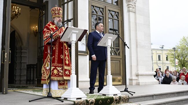 Губернатор Тверской области Игорь Руденя встретил в Твери ковчег с мощами святого патриарха Тихона