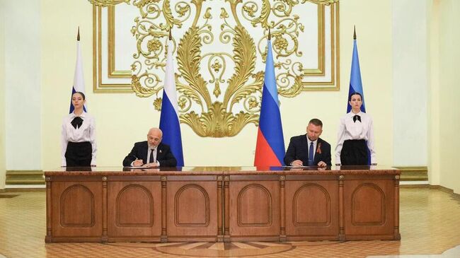 Председатель карельского парламента Элиссан Шандалович и Председатель Народного Совета ЛНР Денис Мирошниченко во время подписания Соглашения о сотрудничестве между Законодательным Собранием Республики Карелия и Народным Советом Луганской Народной Республики