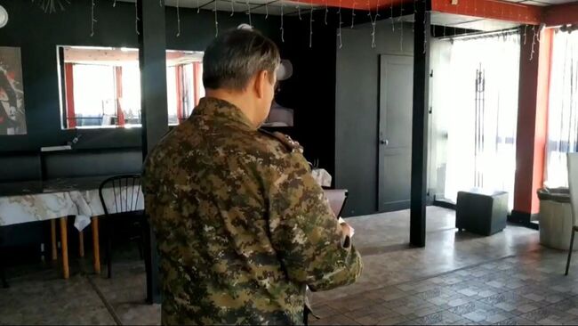 Сотрудник СК в баре в Кировском районе города Перми, рядом с которым было обнаружено тело молодой девушки