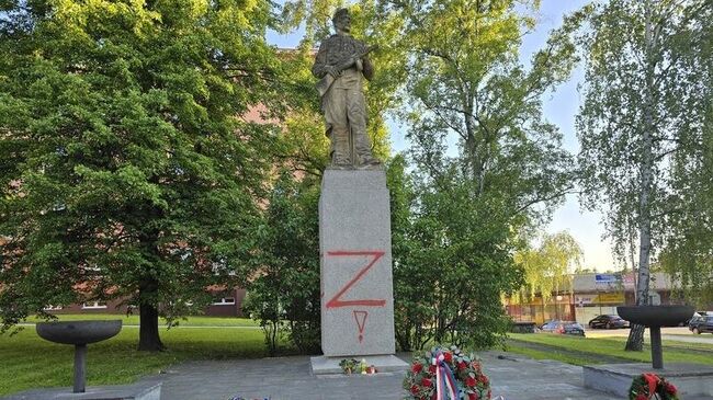 Вандалы осквернили памятник красноармейцу в Пршерове, Чехия