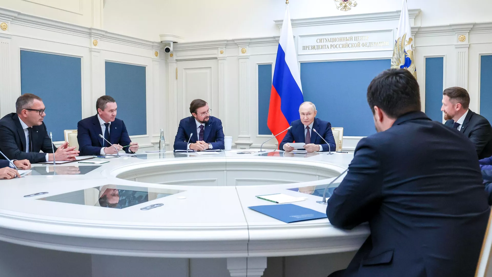 Президент РФ Владимир Путин во время встречи в режиме видеоконференции с членами Общероссийской общественной организации Деловая Россия  - РИА Новости, 1920, 13.05.2025