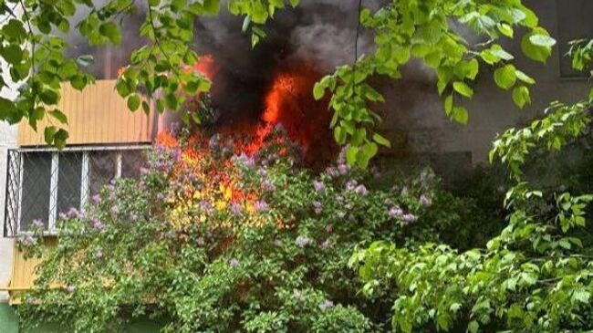 Пожар на балконе 1 этажа дома на улице Полбина в Москве
