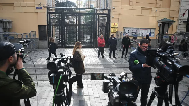 Журналисты у генерального консульства России в Стамбуле