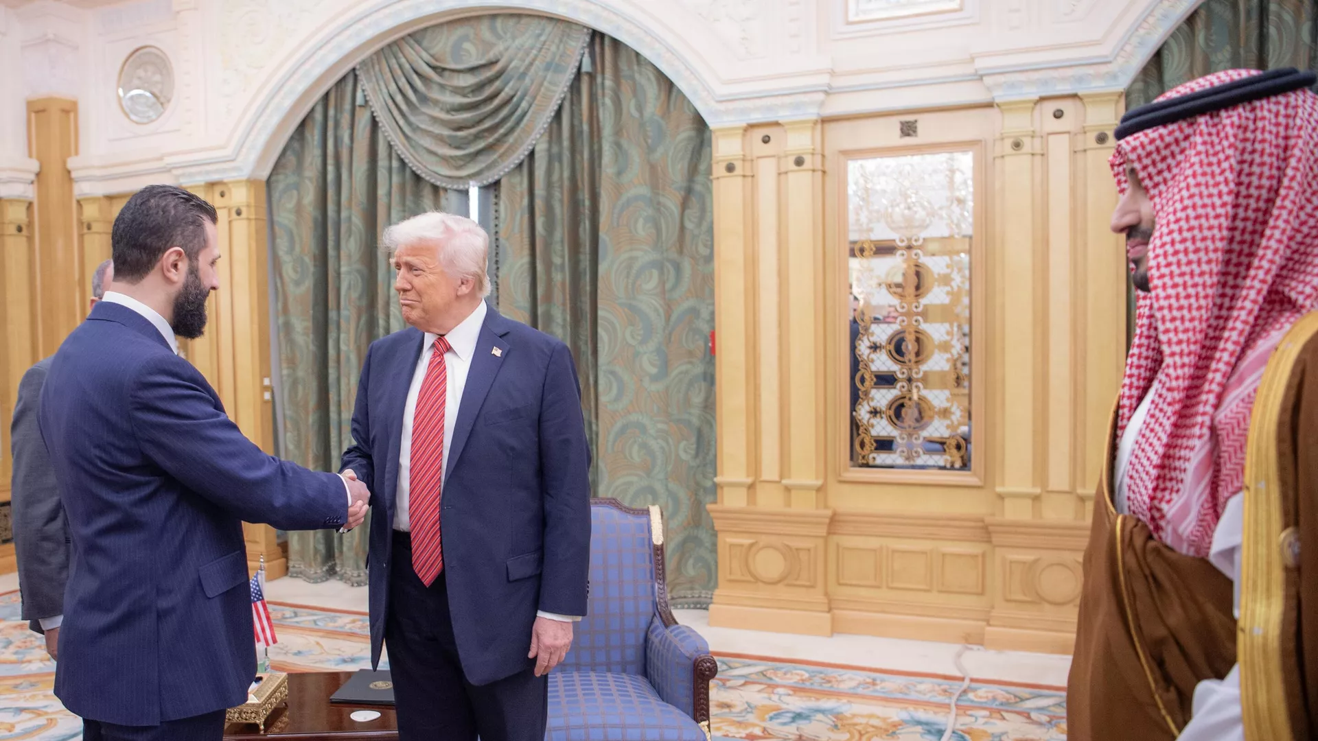 Президент США Дональд Трамп и президент переходного периода Сирии Ахмед аш-Шараа во время встречи в Саудовской Аравии - РИА Новости, 1920, 14.05.2025
