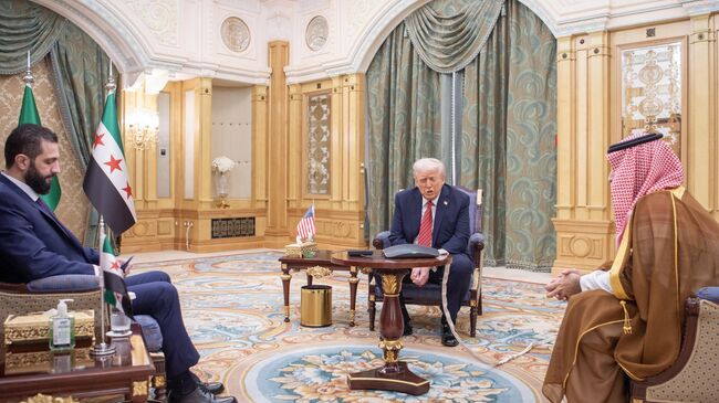 Президент США Дональд Трамп и президент переходного периода Сирии Ахмед аш-Шараа во время встречи в Саудовской Аравии