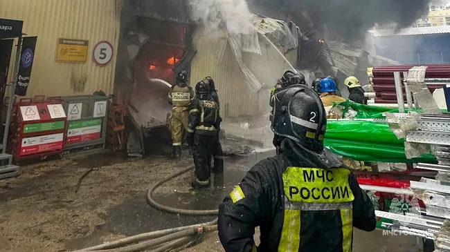 Сотрудники МЧС ликвидируют пожар в магазине в Якутске