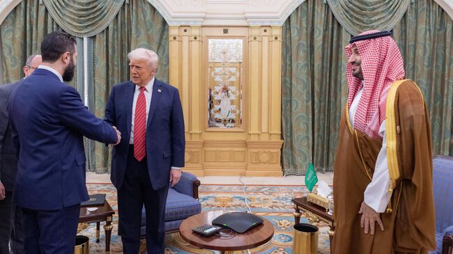 Президент США Дональд Трамп , президент переходного периода Сирии Ахмед аш-Шараа и наследный принц Саудовской Аравии Мухаммед бин Салман во время встречи в Саудовской Аравии