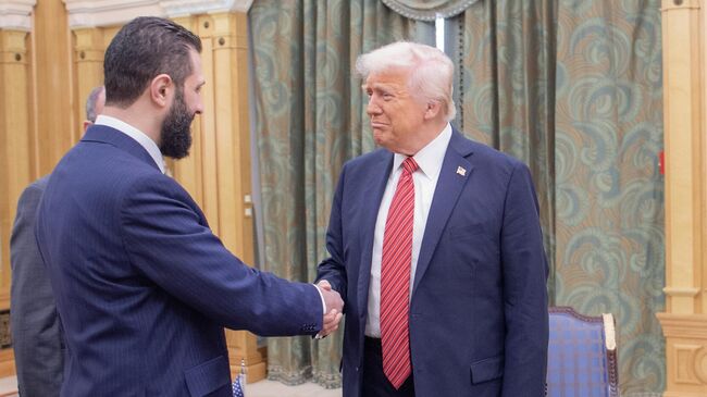 Президент США Дональд Трамп и президент переходного периода Сирии Ахмед аш-Шараа во время встречи в Саудовской Аравии. 14 мая 2025