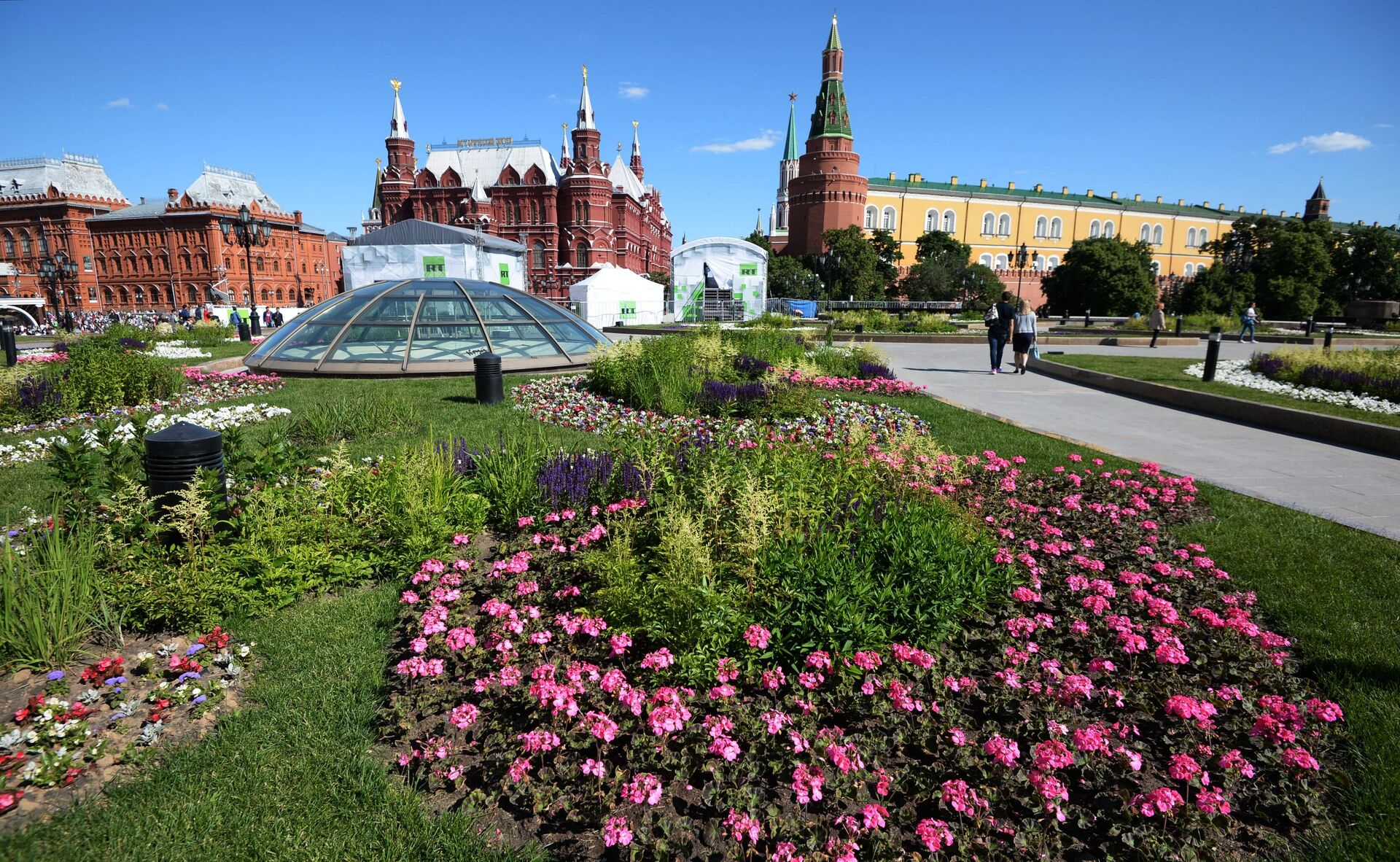 Цветник на Манежной площадь в Москве - РИА Новости, 1920, 14.05.2025