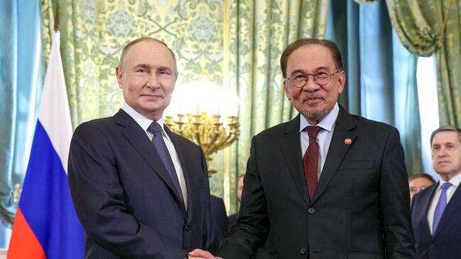 Президент России Владимир Путин и премьер-министр Малайзии Анвар Ибрагим во время встречи