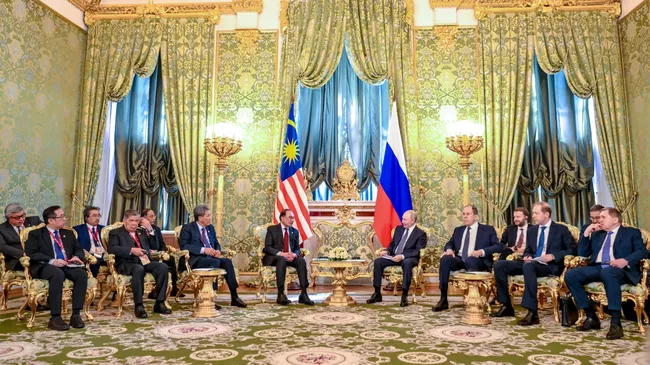 Президент России Владимир Путин и премьер-министр Малайзии Анвар Ибрагим во время встречи