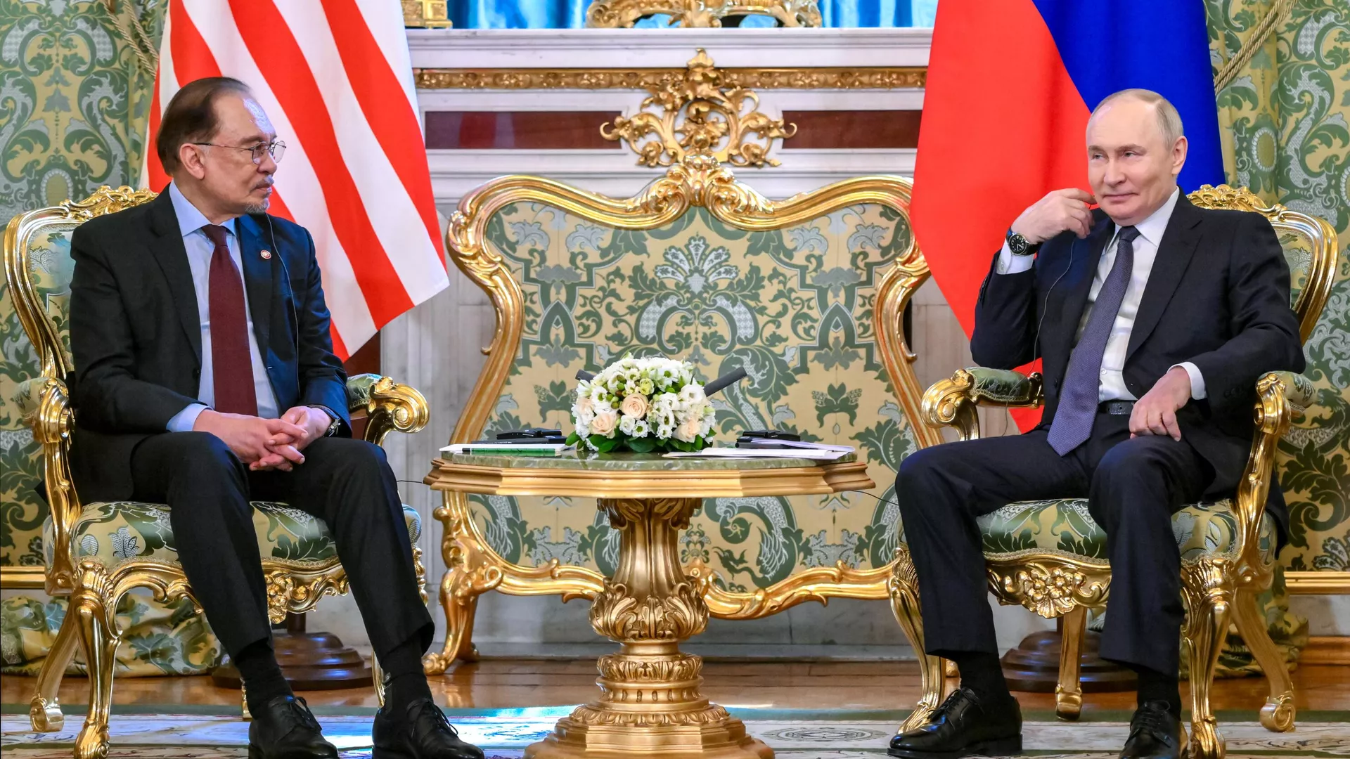 Президент России Владимир Путин и премьер-министр Малайзии Анвар Ибрагим во время встречи - РИА Новости, 1920, 14.05.2025