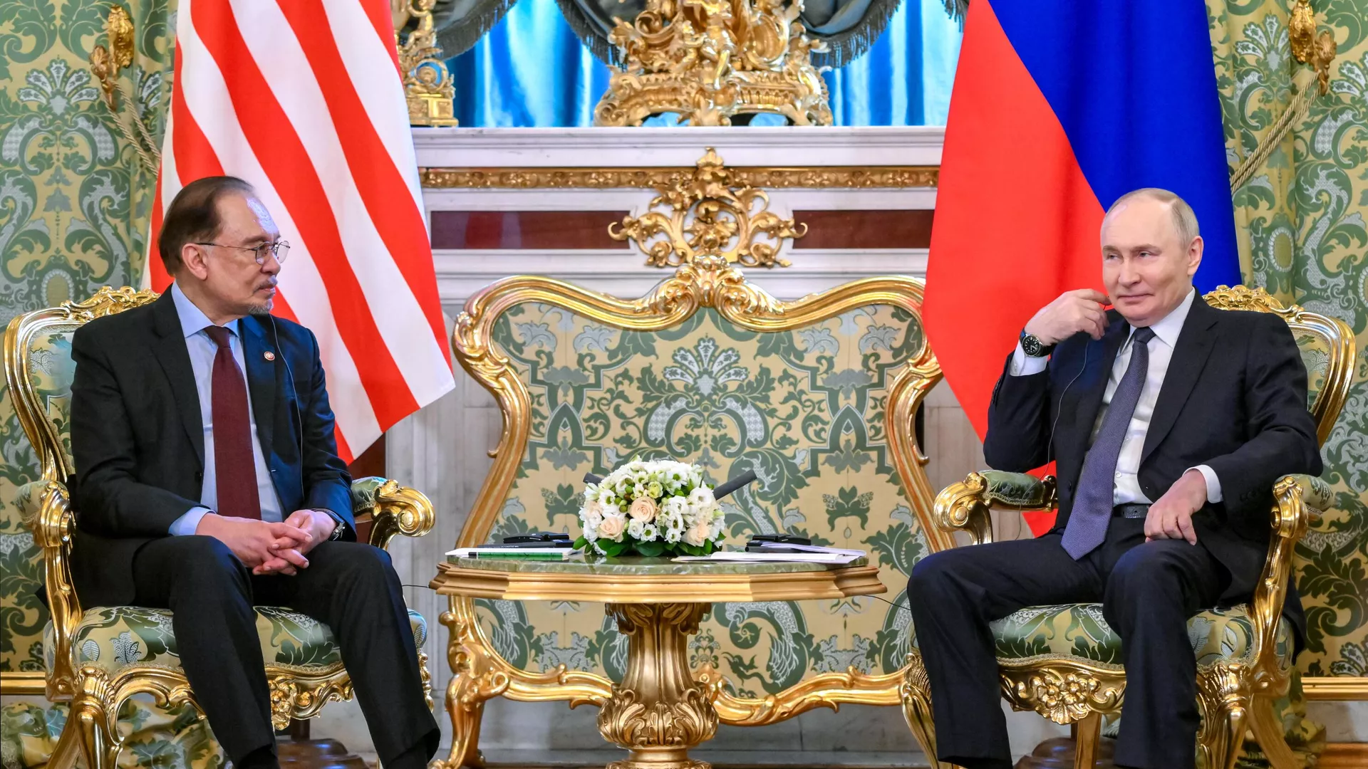 Президент России Владимир Путин и премьер-министр Малайзии Анвар Ибрагим во время встречи - РИА Новости, 1920, 15.05.2025