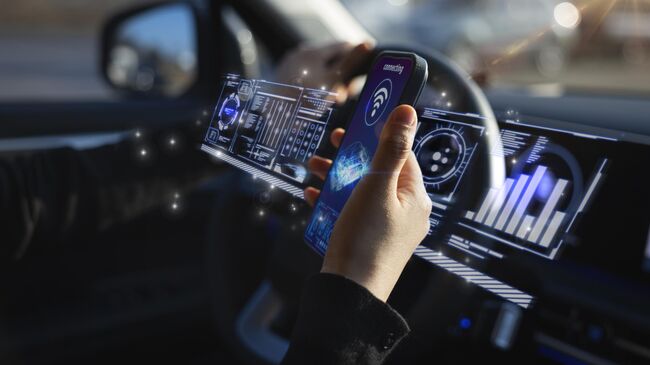 Девушка использует смартфон в автомобиле