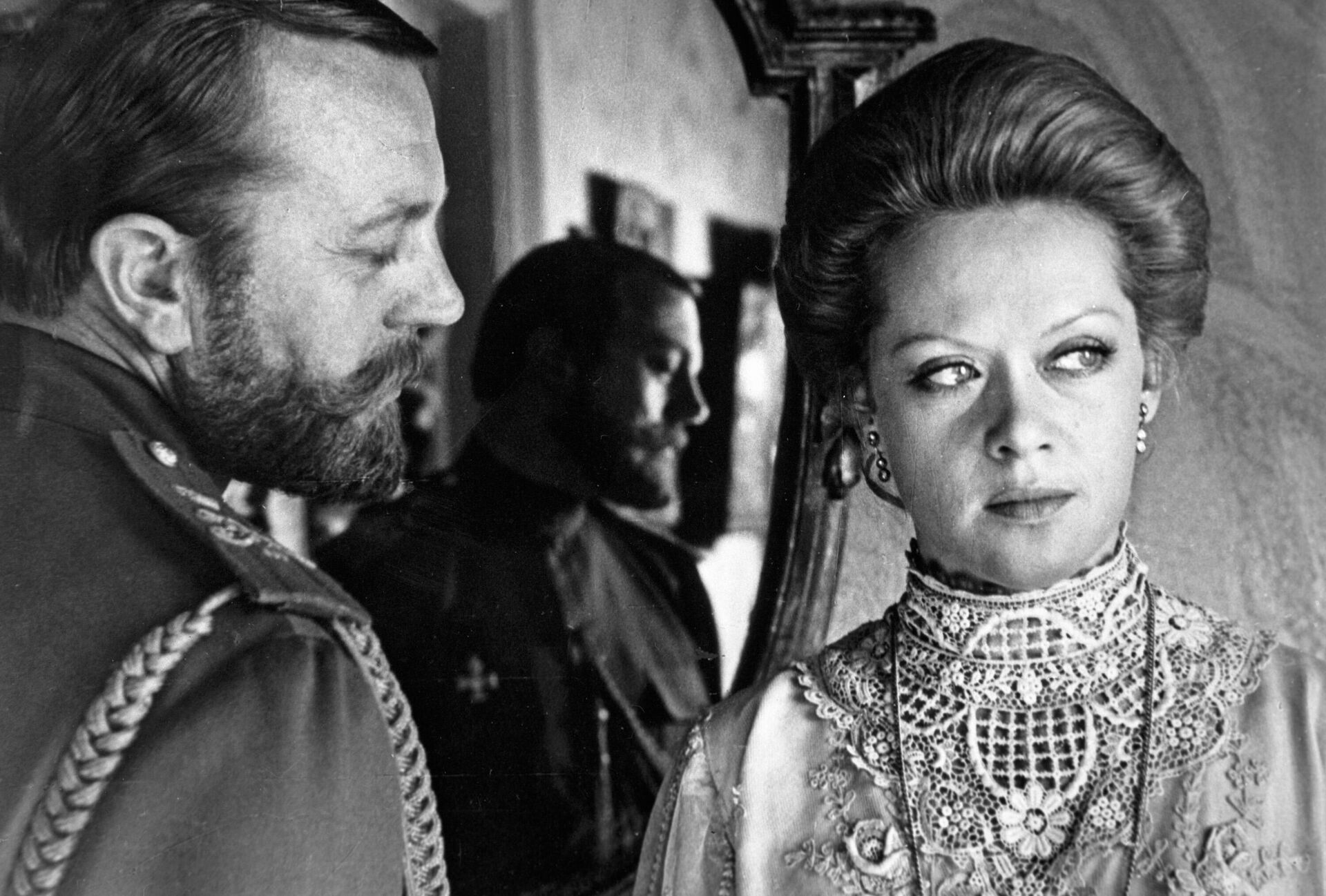 Народная артистка СССР Алиса Бруновна Фрейндлих и Народный артист РСФСР Анатолий Владимирович Ромашин в сцене из фильма Агония Народная артистка СССР Алиса Бруновна Фрейндлих и Народный артист РСФСР Анатолий Владимирович Ромашин в сцене из фильма Агония - РИА Новости, 1920, 14.09.2025