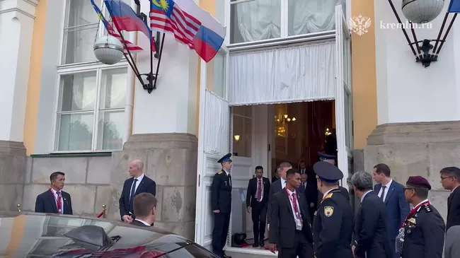 Путин провожает премьер-министра Малайзии