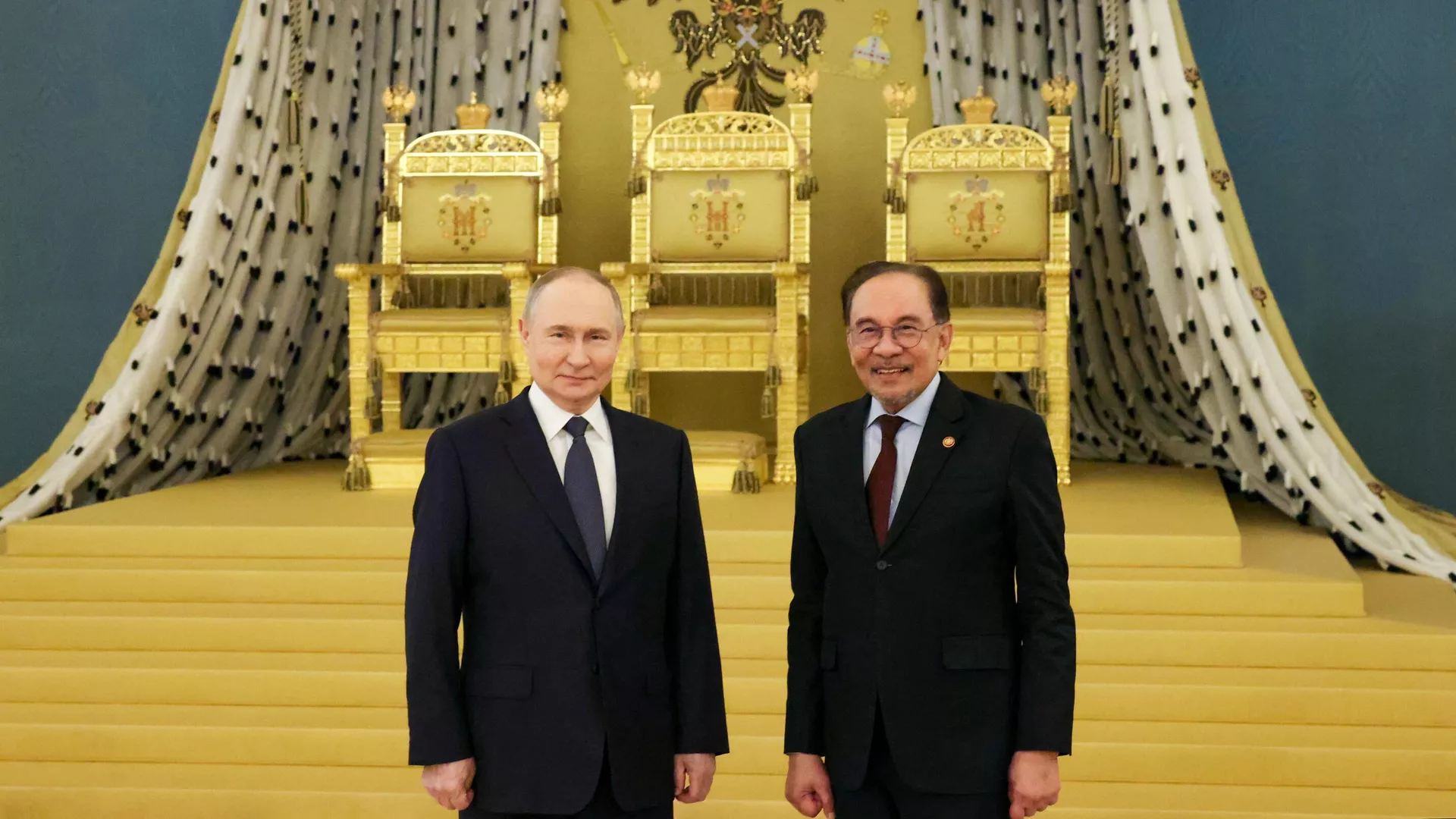 Президент России Владимир Путин и премьер-министр Малайзии Анвар Ибрагим после российско-малайзийских переговоров Президент России Владимир Путин и премьер-министр Малайзии Анвар Ибрагим после российско-малайзийских переговоров - РИА Новости, 1920, 14.05.2025