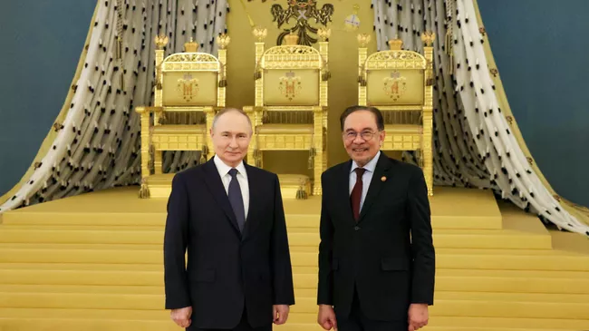 Президент России Владимир Путин и премьер-министр Малайзии Анвар Ибрагим после российско-малайзийских переговоров