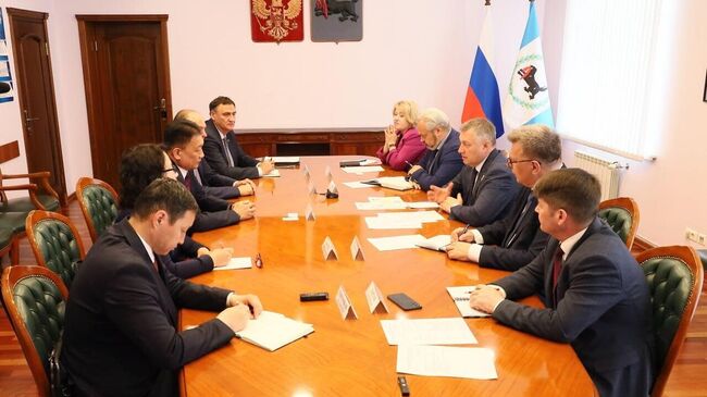 Губернатор Иркутской области Игорь Кобзев и президент Монгольской академии наук Дэмбэрэл Содномсамбуу во время встречи