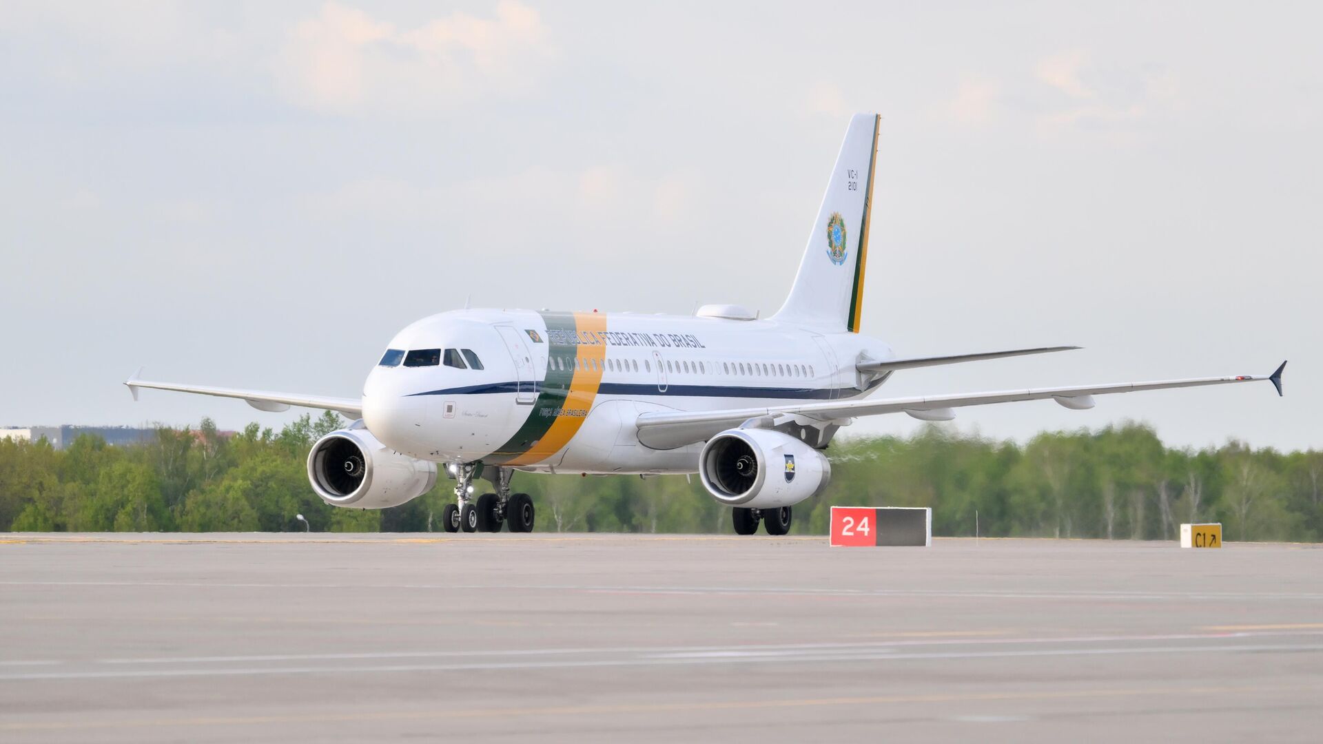 Самолет президента Бразилии Луиса Инасиу Лулы да Силвы в аэропорту Внуково-2 в Москве Самолет президента Бразилии Луиса Инасиу Лулы да Силвы в аэропорту Внуково-2 в Москве - РИА Новости, 1920, 14.05.2025