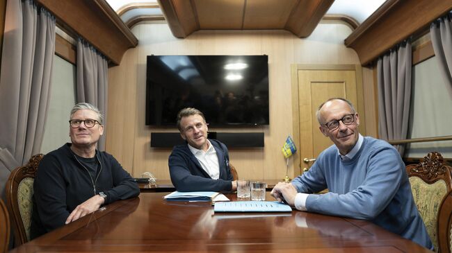Премьер-министр Великобритании Кир Стармер, президент Франции Эммануэль Макрон и канцлер Германии Фридрих Мерц в поезде, направляющемся в Киев