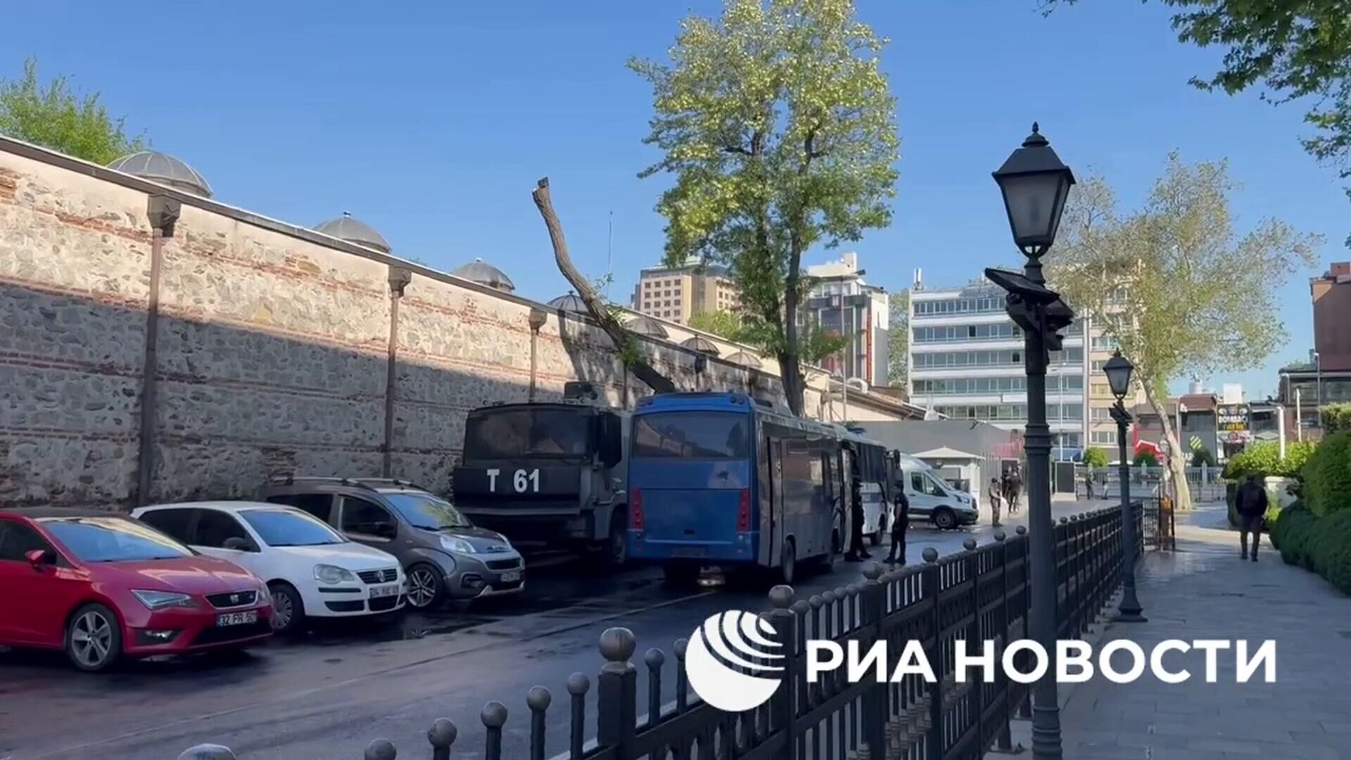 Силовики и военные около президентского офиса в Стамбуле перед началом переговоров - РИА Новости, 1920, 15.05.2025
