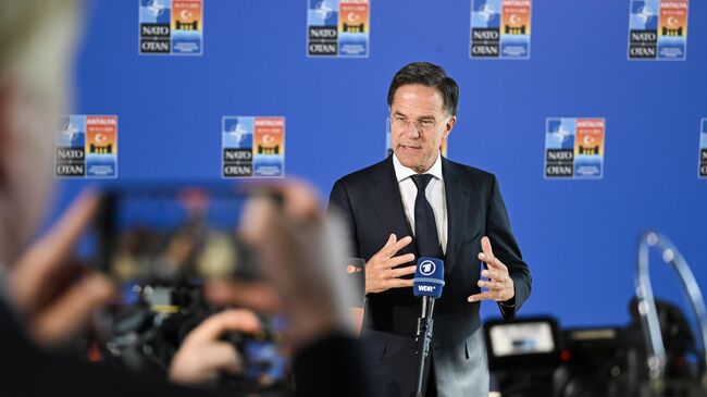 Генсек НАТО Марк Рютте общается с журналистами перед неформальной встречей в Турции глав МИД стран Североатлантического блока. 15 мая 2025