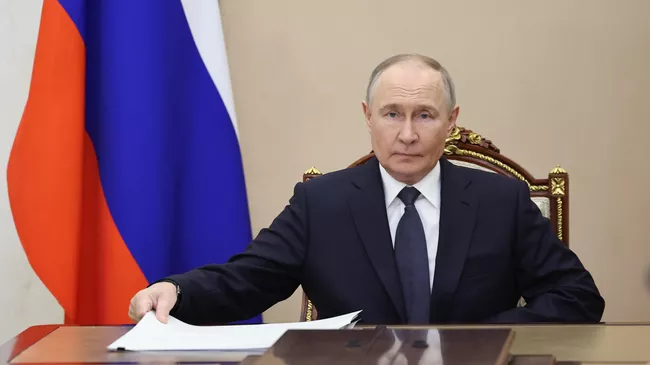 Президент РФ Владимир Путин проводит совещание по подготовке предстоящих переговоров с украинской стороной в Стамбуле.