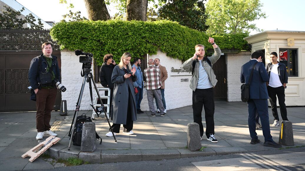 © РИА Новости / Кирилл ЗыковПерейти в медиабанк<br>Журналисты у въезда на территорию дворца Долмабахче в Стамбуле в преддверии переговоров между делегациями России и Украины. Архивное фото