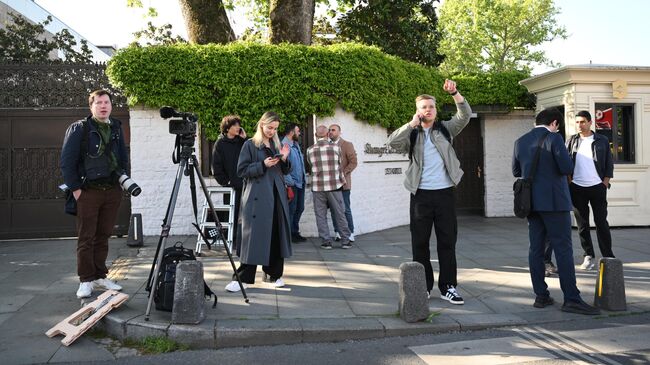 Журналисты у въезда на территорию дворца Долмабахче в Стамбуле в преддверии переговоров между делегациями России и Украины