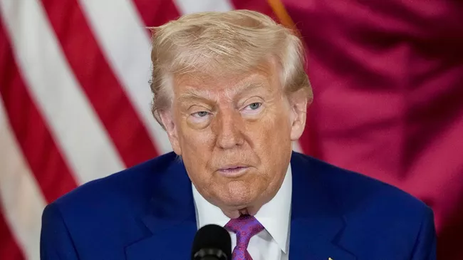 Президент США Дональд Трамп выступает во время встречи с предпринимателями в Дохе