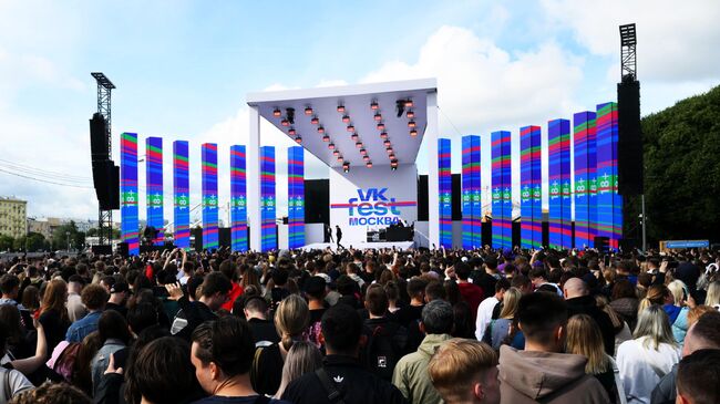 Посетители на фестивале VK FEST в Москве