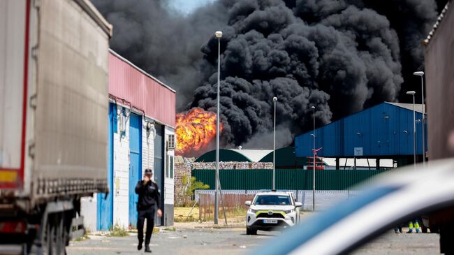 Место взрыва на химическом заводе в испанском городе Алькала-де-Гуадаира в провинции Севилья. 14 мая 2025 года