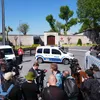 Полицейские автомобиль перед въездом на территорию дворца Долмабахче в Стамбуле в преддверии переговоров между делегациями России и Украины